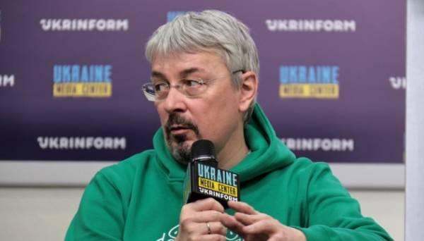 Ткаченко анонсував громадське обговорення питання показів фільмів англійською у кінотеатрах