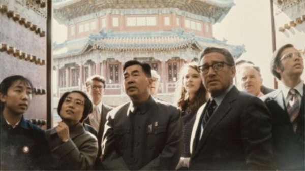 Кісінджер у Китаї у 1971 році. Ця зустріч призвела до подальшої нормалізації відносин між двома країнами