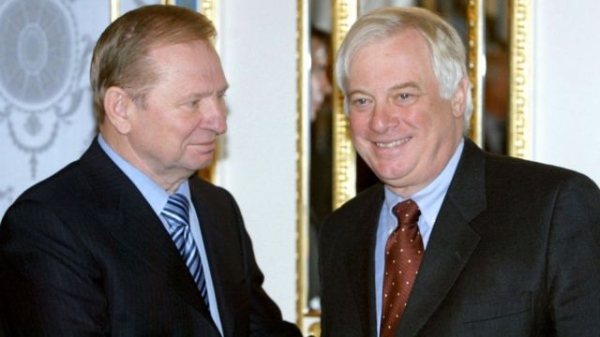 President of Ukraine Leonid Kuchma (L) welcomes European Commissioner for External Relations Chris Patten prior their talks in presidential office in Kyiv 10 November 2003. Chis Patten arrived in Ukraine for a two-day official visit