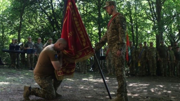 Олександр Охріменко попрощався з Бойовим прапором військової частини після переведення з 14 ОМБР