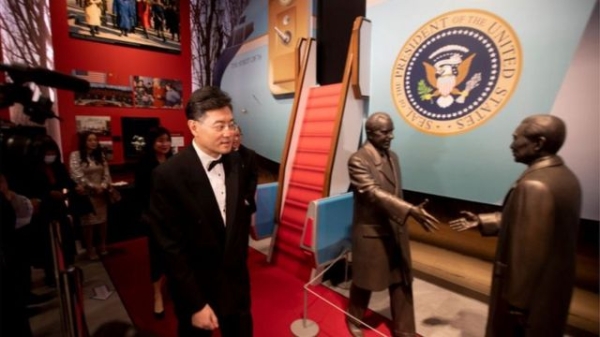 24 лютого 2022 року: тодішній посол Китаю Цінь Ган проходить повз статуї президента Річарда Ніксона й китайського прем'єра Чжоу Еньлая, встановлені в бібліотеці та музеї Річарда Ніксона