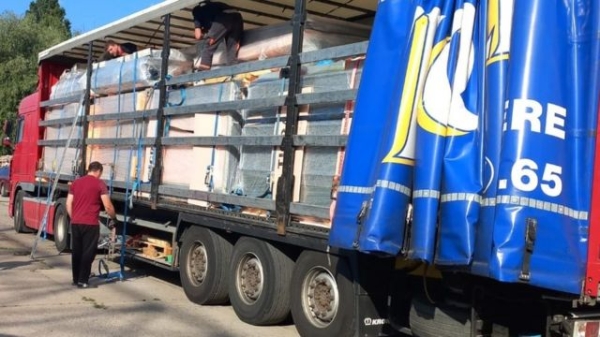 HOMErs house being loaded on to lorry