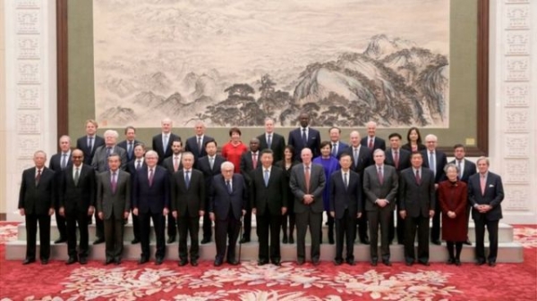 Кіссінджер на економічному форумі в Китаї 2019 року. На фотографії він стоїть у першому ряду, праворуч від Сі