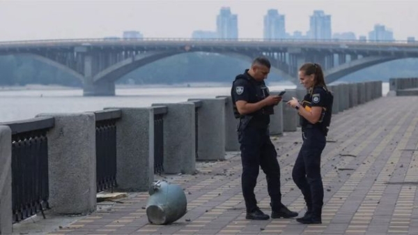 Поліцейські Києва біля уламка збитої ракети