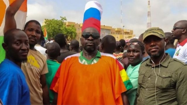 Прихильник заколотників у ковпаку в кольорах російського прапора у столиці Нігера Ніамеї