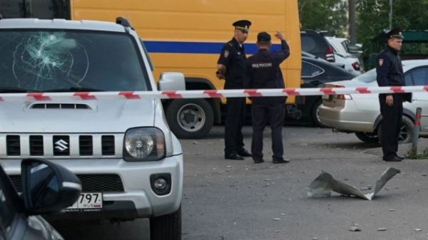 Атака дронів на Москву: уламки впали на багатоповерхівку, вибиті вікна, побиті авто