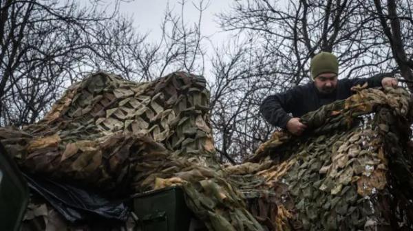 український військовий на позиції