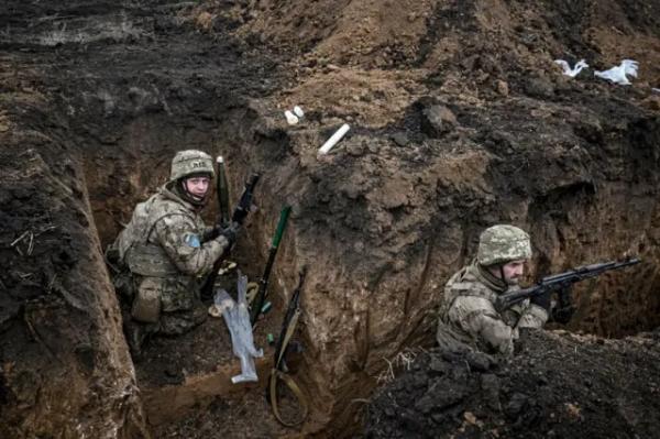 Бійці 110-ї бригади територіальної оборони в окопі під час навчань зі стрільбою в Запорізькій області, південний схід України, 26 січня 2025 року.