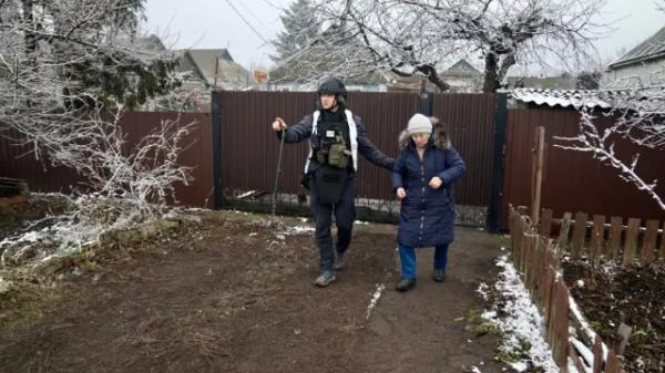 Антон Яремчук проводить літню жінку біля її дому