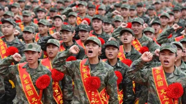 Молоді призовники на церемонії проводів новобранців у Фуяні, Китай, 19 вересня 2024 року