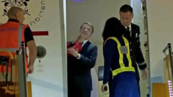 Президент Франції отримав ляпас від дружини під час виходу з літака після прибуття до В'єтнаму