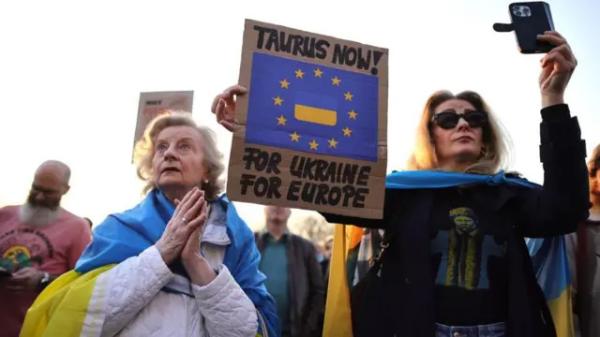 Протестувальники в Берліні вимагають дозволити постачання ракет Taurus Україні, березень 2025 року