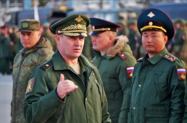 Генерал Мордвічів на репетиції параду у Южно-Сахалінську