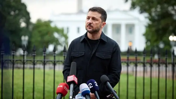 Зеленський на тлі Білого дому перед мікрофонами