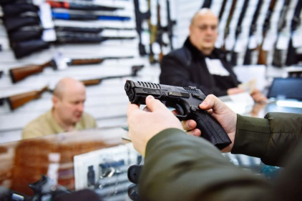 Українці оформили більш ніж пів мільйона дозволів на зброю в Дії, звітує МВС