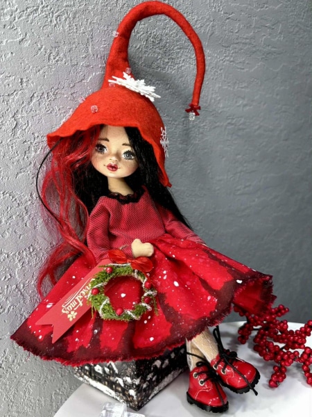 Ця лялечка у червоному вбранні налаштовує на святковий настрій