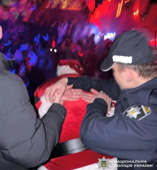 Столична вечірка: коп заарештував Санту, ризикує сплатити 34 тисячі.