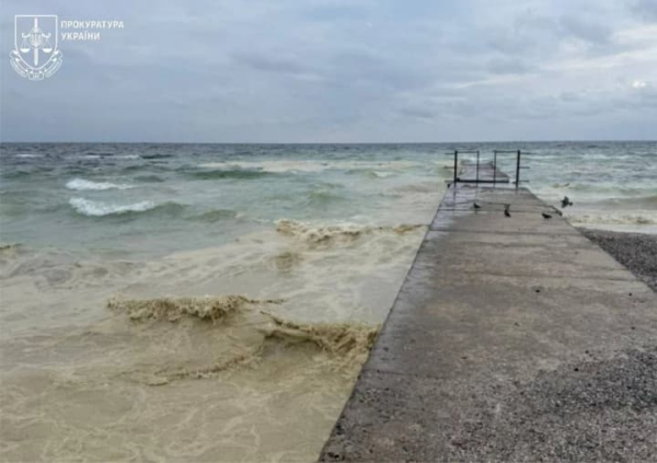 Наслідки російської атаки: витік олії спричинив появу маслянистих розводів в морі біля Одеси.