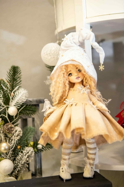 Ця лялька справді чарівна. Дуже цікаво розглядати у роботі кожну деталь