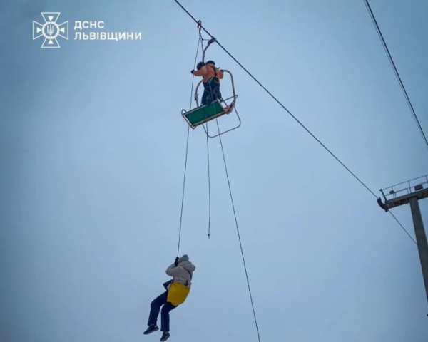 На Карпатах евакуювали 63 туристів з зупиненого витягу: кадри операції.
