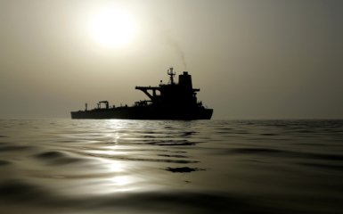 Два десятки нафтових суден з російською нафтою “зависли” в морі: що сталося?