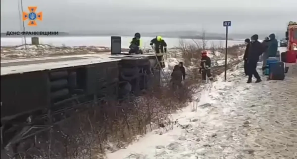 Автобус з 30 пасажирами перекинувся на бік на Прикарпатті: є загиблий та 5 постраждалих, серед них дитина