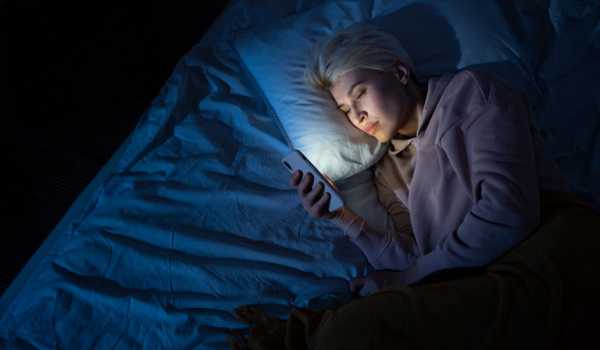 Сомнолог Еллі Хейр розповіла, як заснути після нічного пробудження