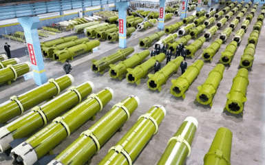 Північна Корея демонструє масштабний випуск клонів російських “Іскандерів”