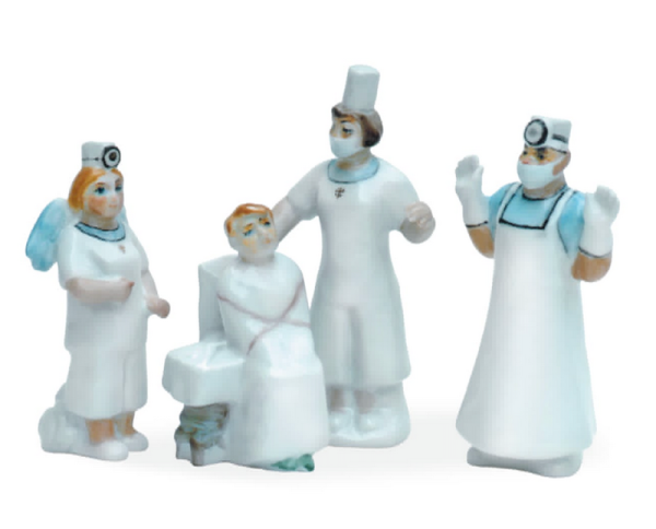 В. Трегубова, Скульптурна група «Операція «Лор». Коростенський фарфоровий завод. 1993. Зберігається у Коростенському міському краєзнавчому музеї