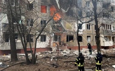 Удар російського “шахеда” по чернігівській п’ятиповерхівці: є жертва та травмовані.