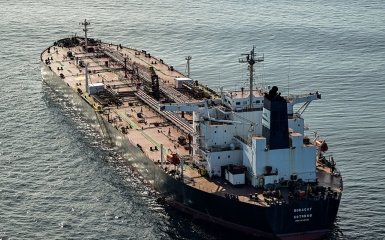 Грецькі нафтові судна сприяють уникненню російських санкцій: деталі