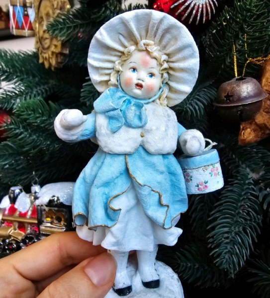 Ця лялька у старовинному вбранні зачаровує красою