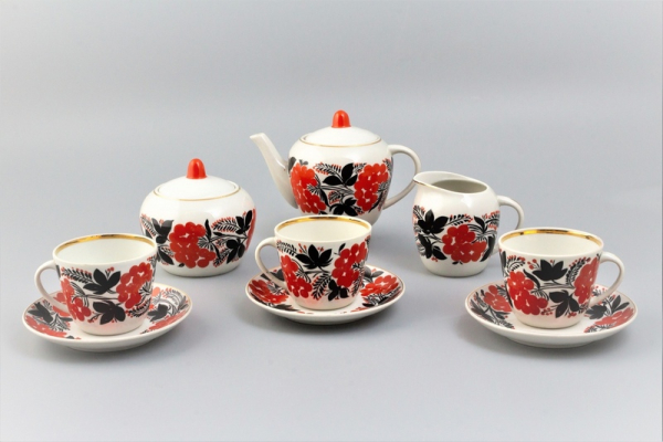 Віра Павленко. Чайний сервіз “Калина”. Баранівський фарфоровий завод. 1966. Національний музей декоративного мистецтва України