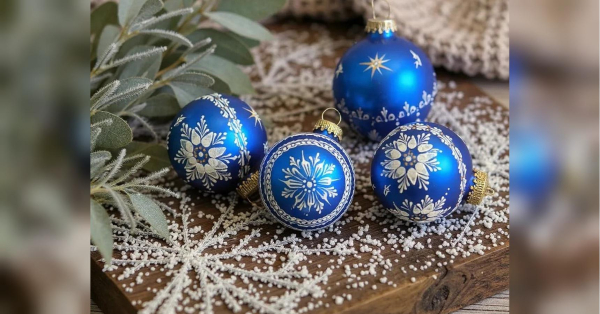 “Ялинкові прикраси на барвистих стрічках – чудова прикраса вікон”, – художниця Габріела&hellip;