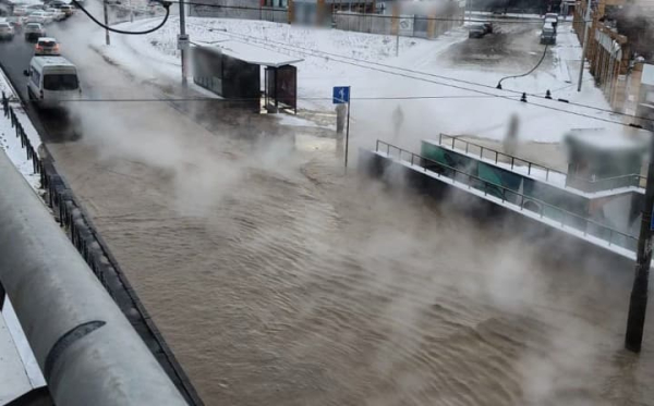 Аварія тепломережі у Києві 2 січня: рух транспорту на проспекті Лобановського ускладнено