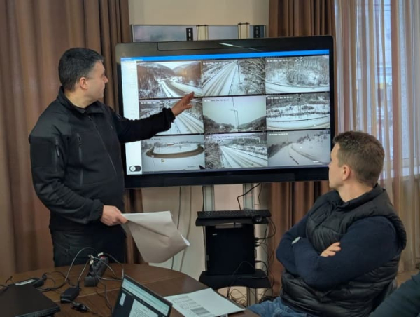 Хуртовина в Україні: заборона на рух вантажівок розширилася, на заході за ніч випало до 15 см снігу і негода рухається далі