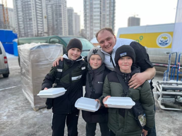 Понад 70 000 гарячих обідів для людей Київщини: мобільна кухня Foodtruck продовжує роботу
