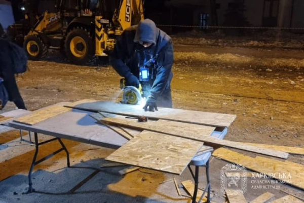 Наслідки ворожого удару по Харкову 2 січня: 80 волонтерів допомагають ліквідовувати руйнування