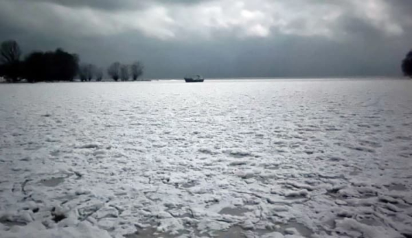 Човен застряг у льодах Дніпра, один чоловік провалився під воду: на Полтавщині врятували трьох людей