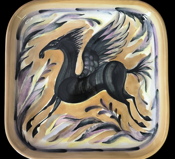 Декоративне блюдо «Чорний пегас» Автор форми — Ганна Чернова. Автор розпису — Валентина Сідак. Будянський фаянсовий завод. 1988