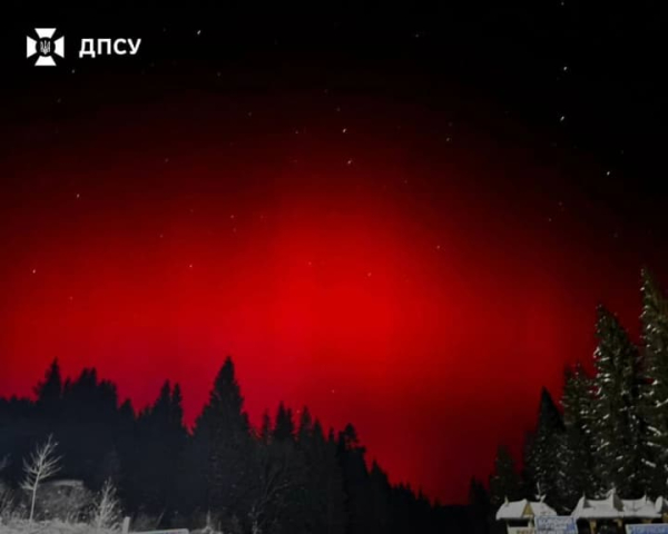 Полярне сяйво над Карпатами: прикордонники зафіксували рідкісне явище