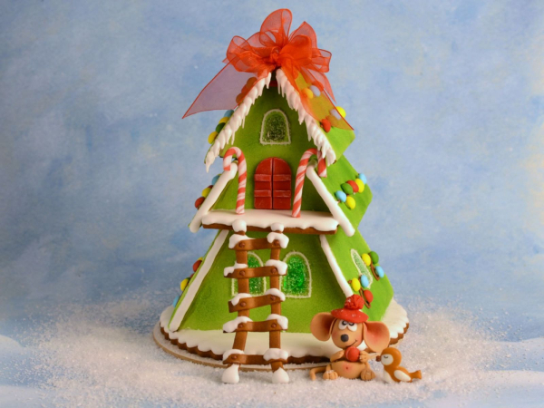 «На всіх моїх будиночках багато бантів, які зараз у тренді» - Ось ялинка ‐ хатинка, в якій живе смішна мишка, - говорить Олена Зіберт. - Вона по драбині спускається вниз і разом з пташками прикрашає свою ялинку до свят. А після свят зніме солодкі цукрові кульки з ялинки і поласує ними.