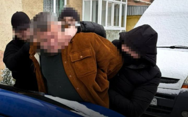 На Закарпатті затримали митника за схему безмитного ввезення елітних годинників