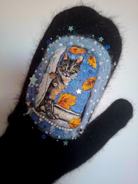 Роботи Оксани Гольської цікаво розглядати у деталях. Цей милий котик на рукавичці викликає стільки позитивних емоцій!
