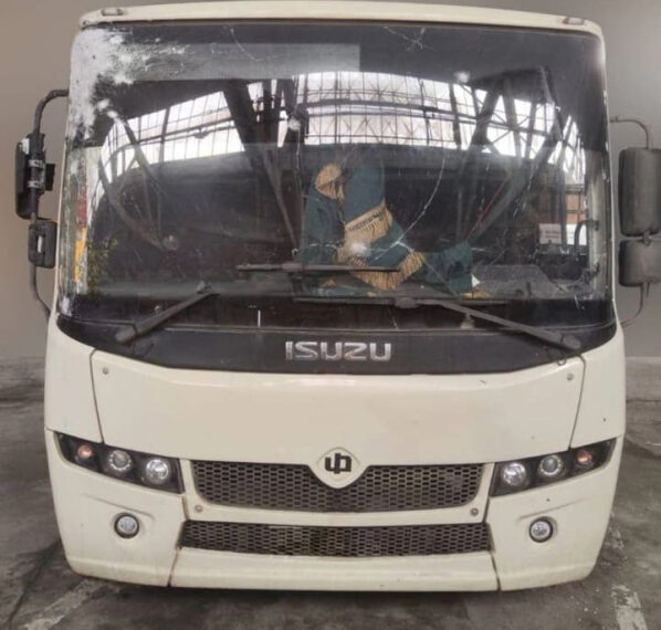 Російський дрон вдарив по маршрутці в Херсоні, поранивши водія.