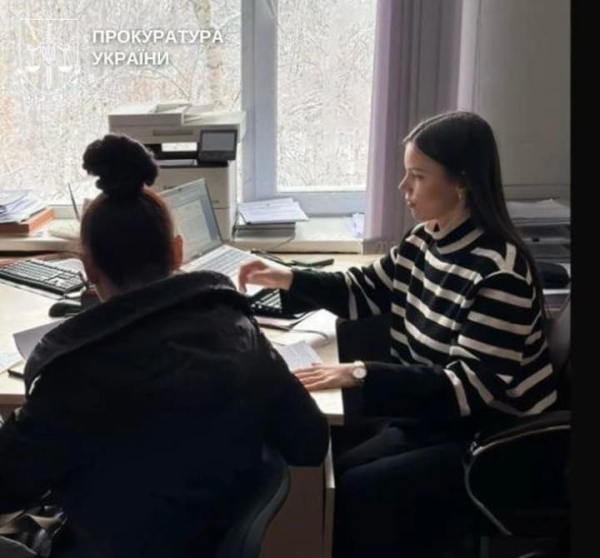 У Києві юнка пила спиртне з мамою&hellip;