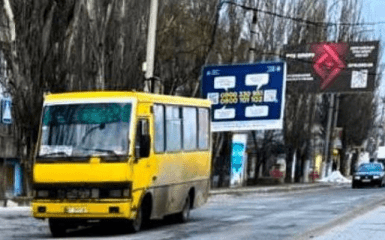 Херсон: російський дрон вдарив по мікроавтобусу, є поранені.