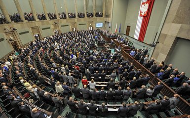 Парламент затвердив закон про амністію для польських волонтерів в Україні.