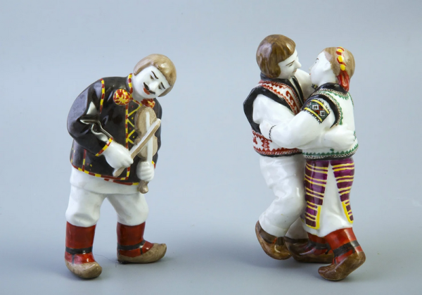 Л. Івковська.. «Скрипаль» та «Гуцули» зі скульптурної серії «Гуцульські троїсті музики». 1957-1958. Київ. Національний музей декоративного мистецтва України