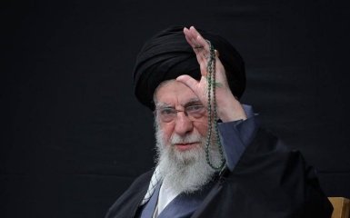 Масові гуляння іранців після смерті Хаменеї: вуличні кадри